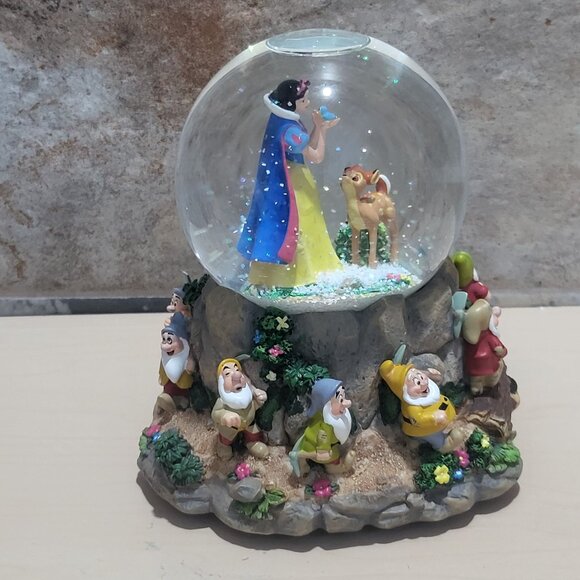 Hallmark Musical Snow Globe Disney's Snow White and the Seven Dwarfs 1990 - Picture 11 of 13